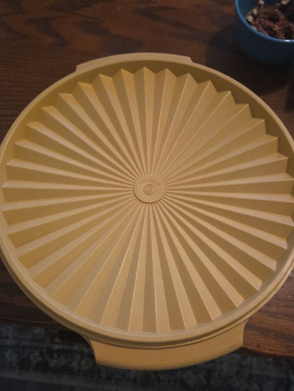 VTG Tupperware Yellow salad Bowl with Lid - Picture 2 of 6
